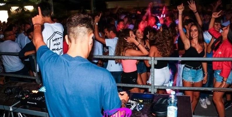 Giovani all'interno della discoteca Gens