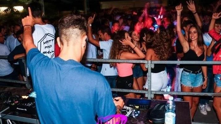 Giovani all'interno della discoteca Gens