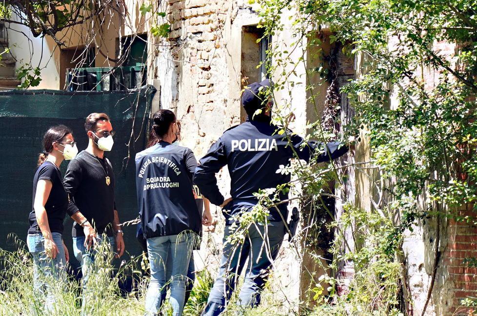 La polizia nel casolare dove è stato trovato il corpo  della ragazza (foto Franco Silvi)