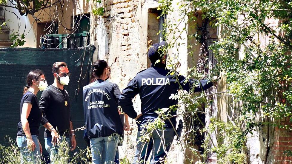 La polizia nel casolare dove è stato trovato il corpo della ragazza (foto Franco Silvi)