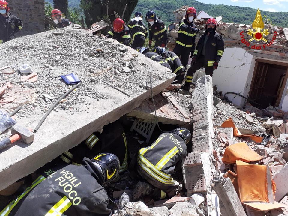 I vigili del fuoco mentre scavano tra le macerie
