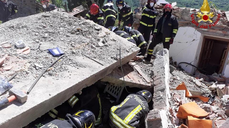 I vigili del fuoco mentre scavano tra le macerie