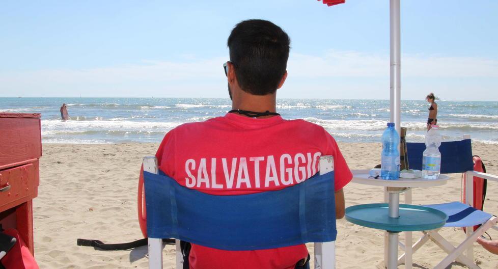 Un bagnino, tipico stagionale del turismo (foto d'archivio)