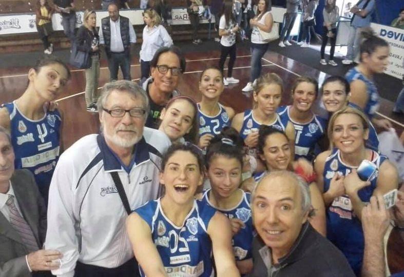 Vascellari, con la barba, con le ragazze della Virtus Cagliari