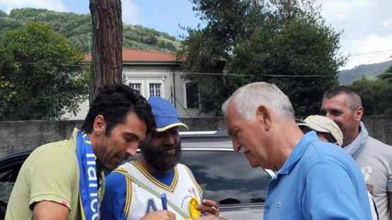 Gigi Buffon allo stadio dei Marmi nel 2014 a firmare le maglie della Carrarese