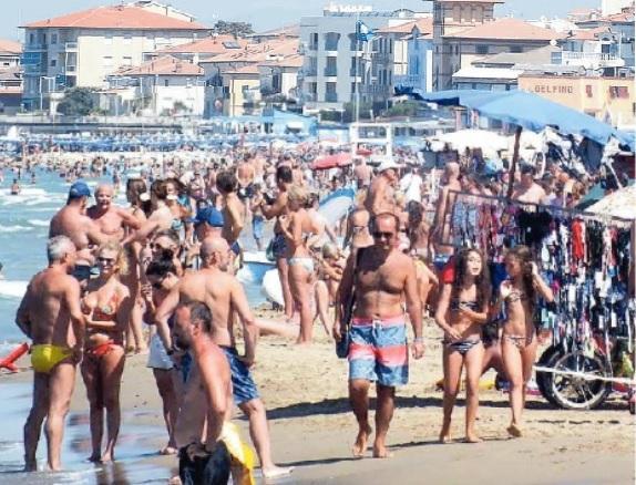 La spiaggia di San Vincenzo durante l'estate (foto Paolo Barlettani)
