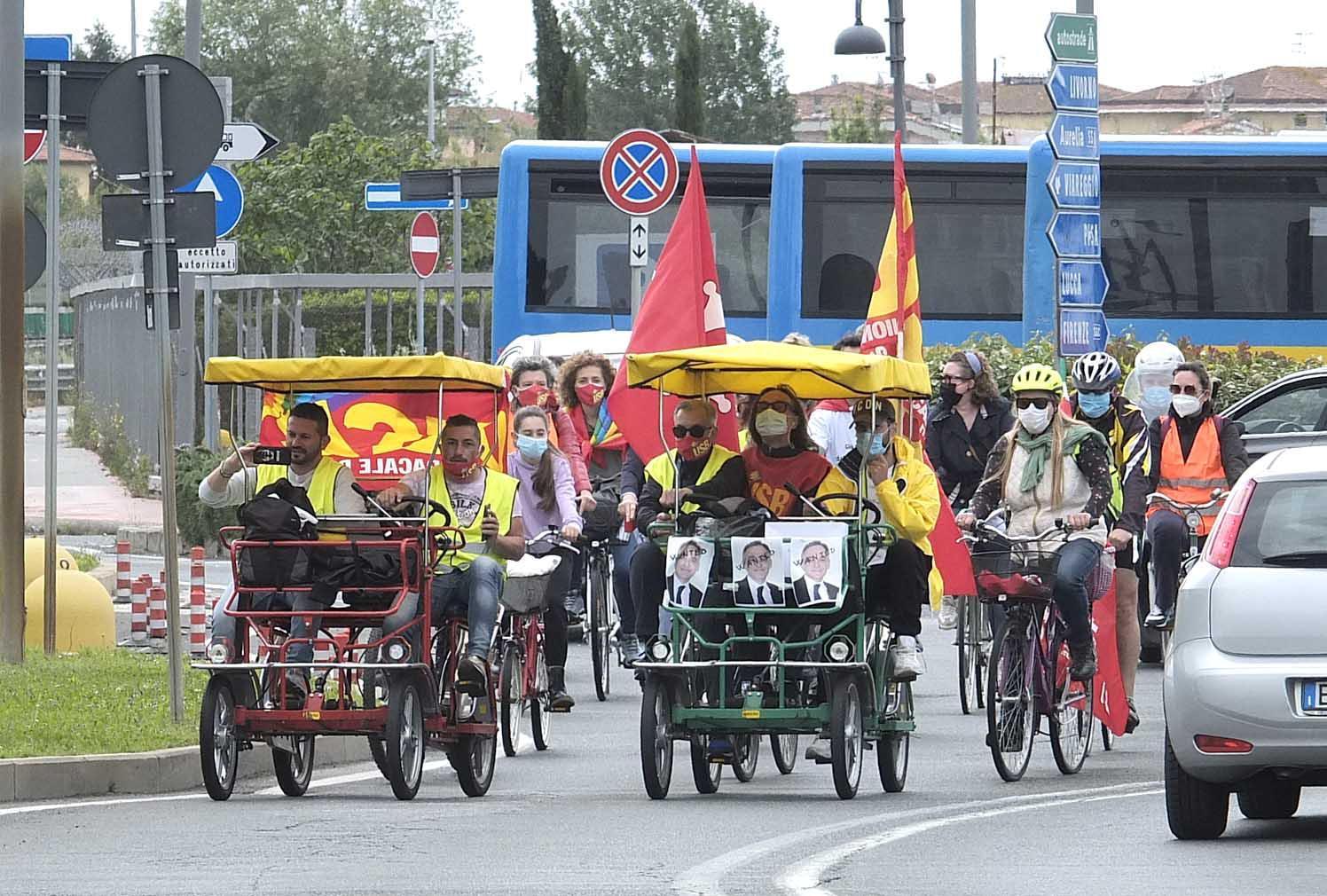 Bici e risciò per richiamare l'attenzione sull'aeroporto