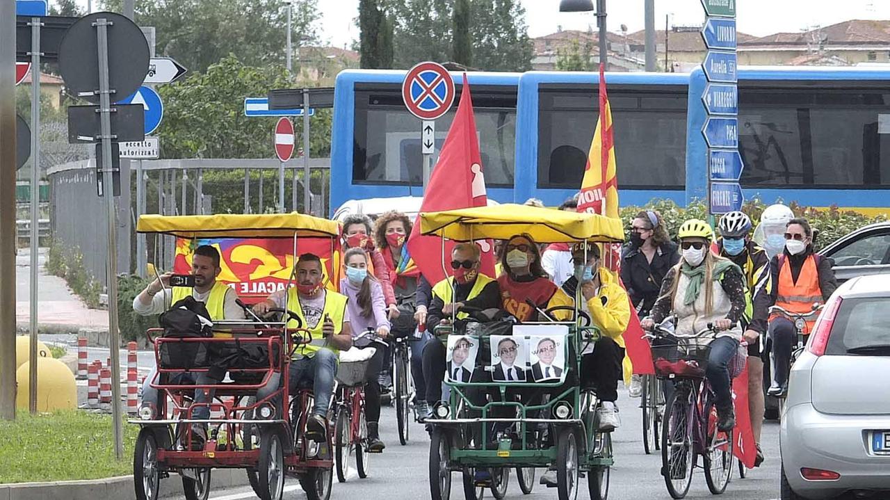Bici e risciò per richiamare l'attenzione sull'aeroporto