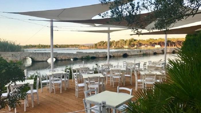Il ristorante Sottoprua davanti al ponte romano di Fertilia
