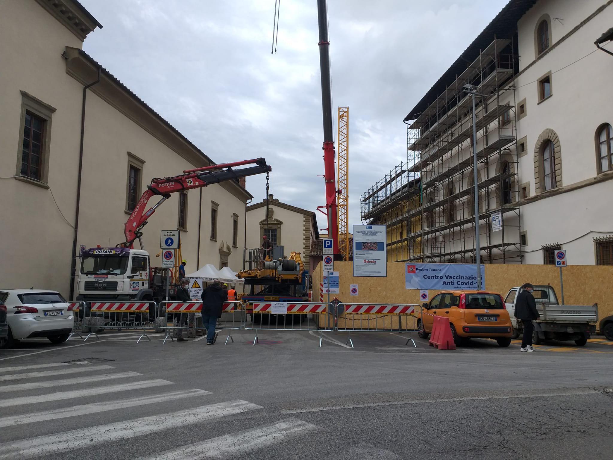 Le gru presenti stamattina nella piazzetta del vecchio ospedale per i lavori in corso