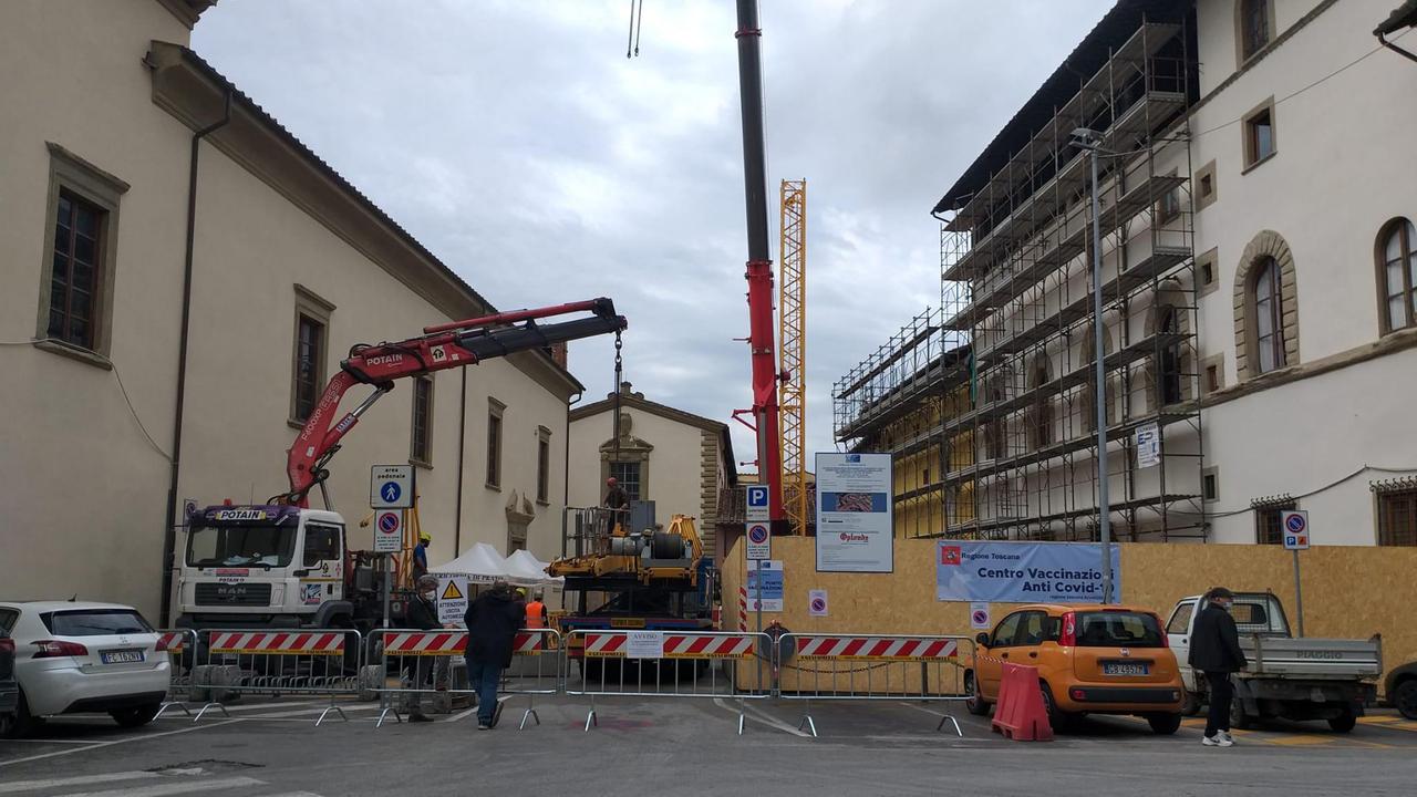 Le gru presenti stamattina nella piazzetta del vecchio ospedale per i lavori in corso