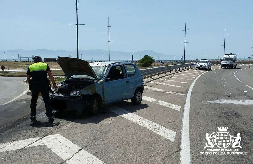 Con l'auto sbatte contro il guard rail e si ribalta: ferita una 20enne a Cagliari