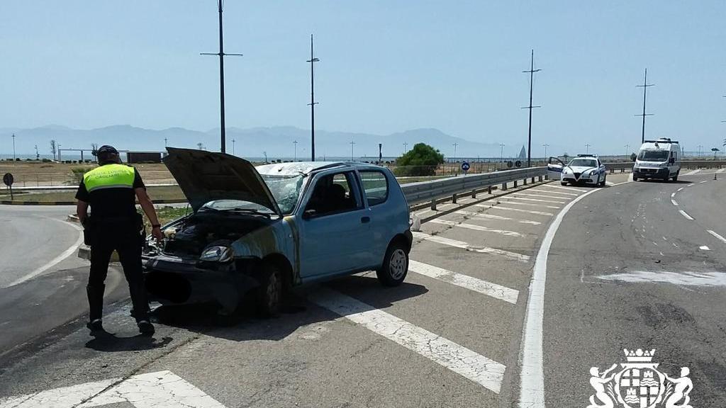 Con l'auto sbatte contro il guard rail e si ribalta: ferita una 20enne a Cagliari