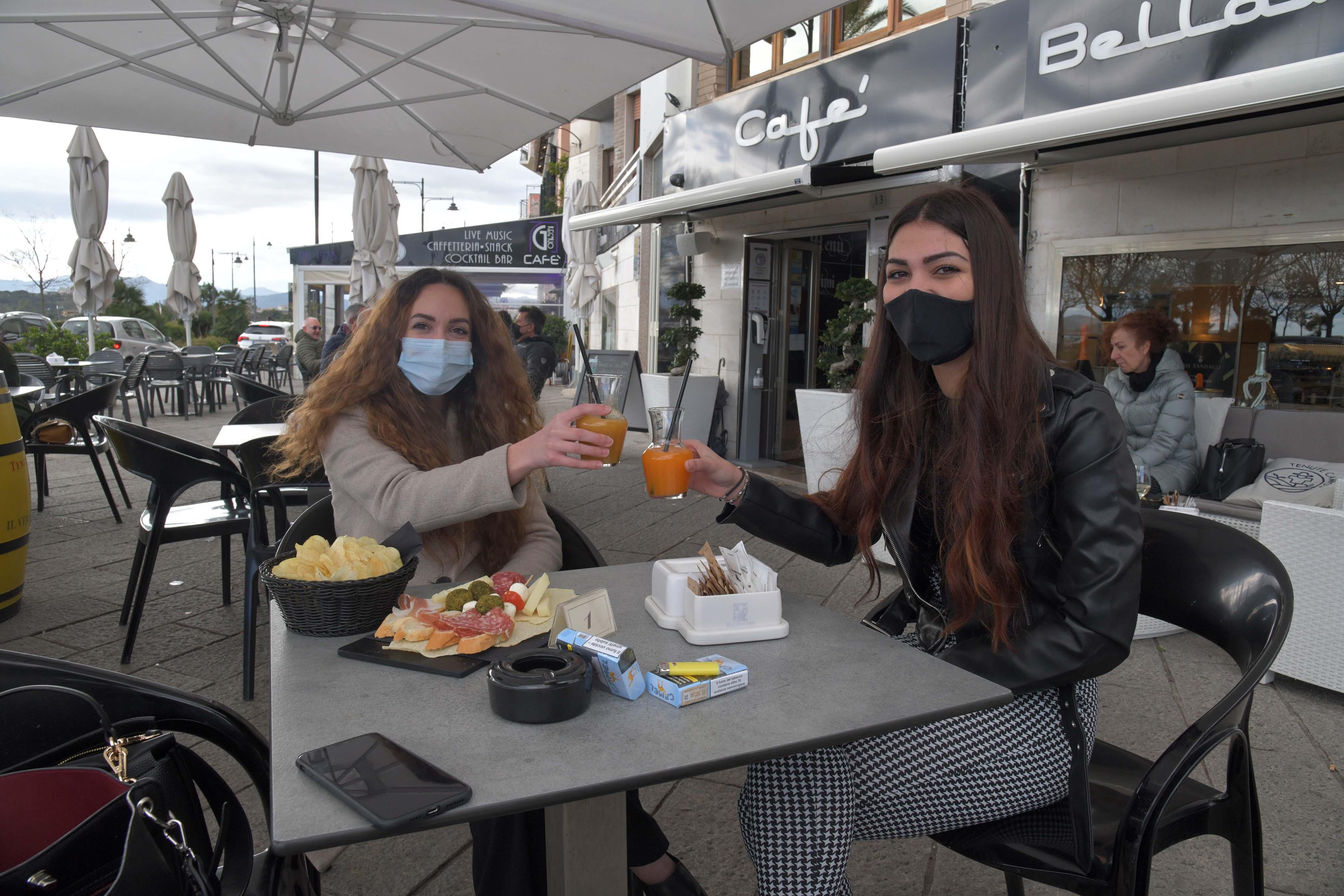 A Olbia un brindisi per le riaperture (foto Giovanna Sanna)