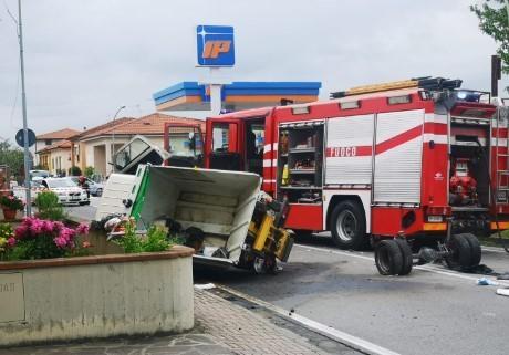 Incidente con tre feriti, un pedone colpito da un pezzo di lamiera 