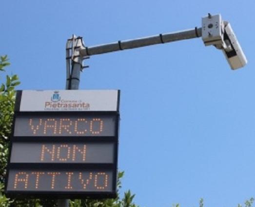 Arrivano i varchi all’inizio di via Versilia: accesi a metà giugno 