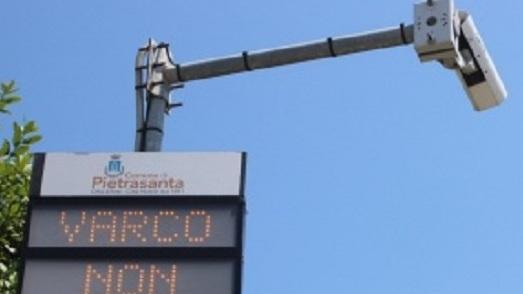 Arrivano i varchi all’inizio di via Versilia: accesi a metà giugno