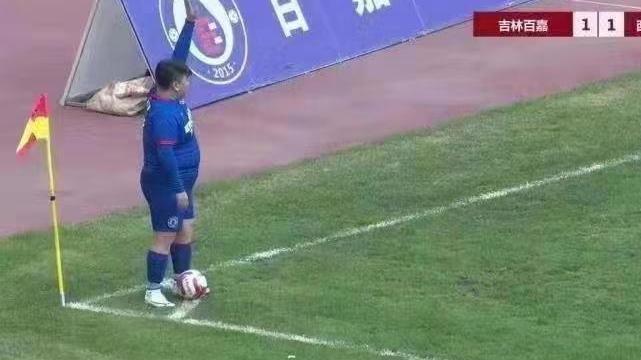 Io compro la squadra ma mio figlio deve giocare Il ragazzo pesa 126 chili...