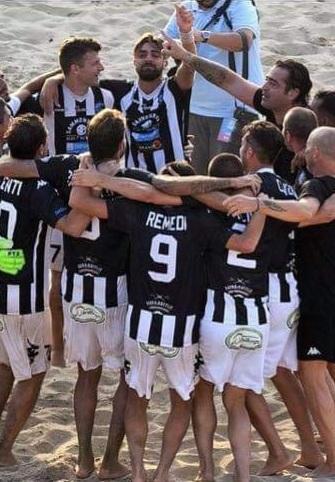 Farmaè scende in campo: per tre anni sarà lo sponsor del beach soccer 