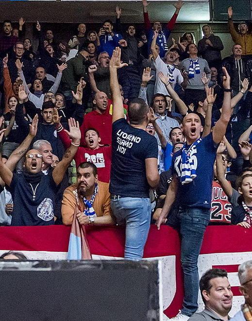 Panini, bandiere e schermo: i tifosi biancoblù si trovano tutti fuori dal PalaMacchia