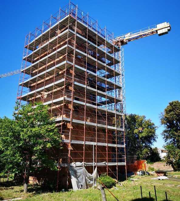 Torre panoramica in ritardo di due anni per Covid e vandali 
