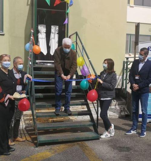 Assde, parete di plastica per riabbracciare i parenti nella struttura