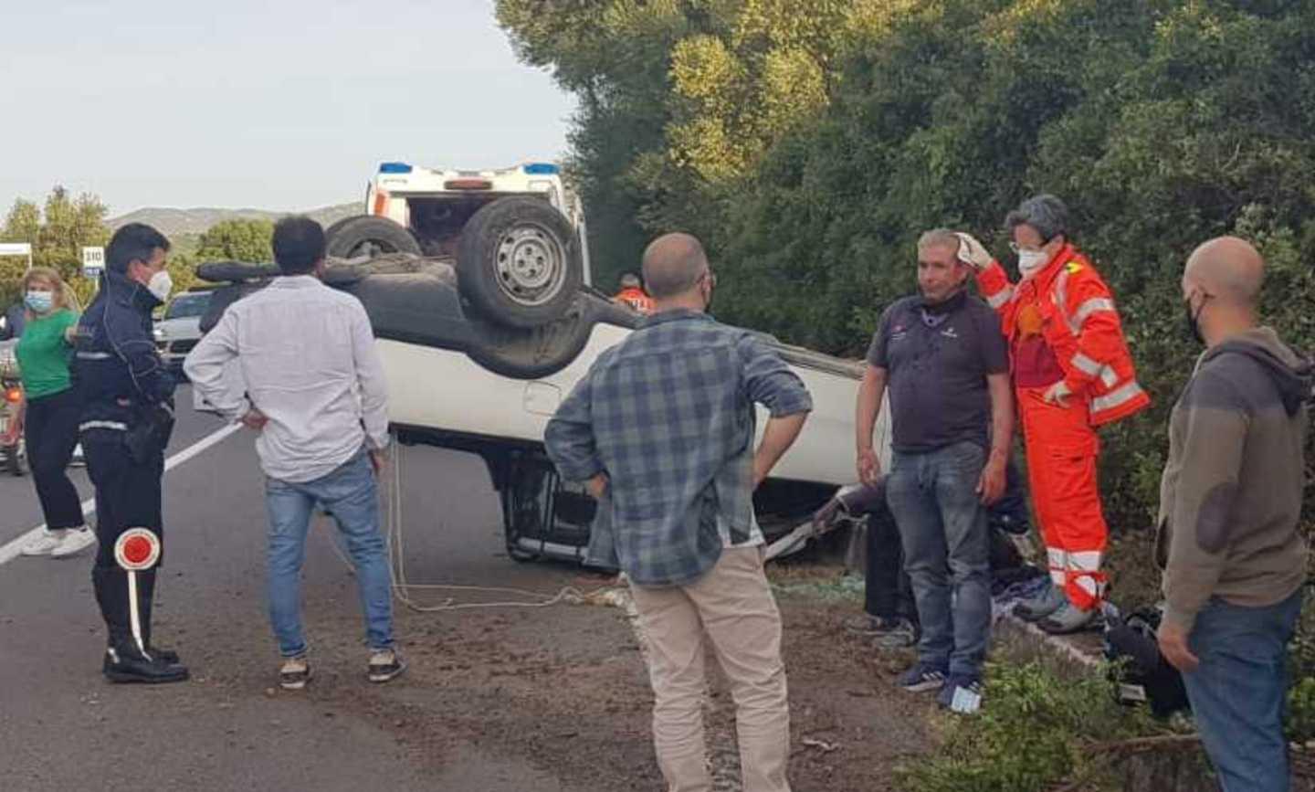 Auto si ribalta sulla statale 125