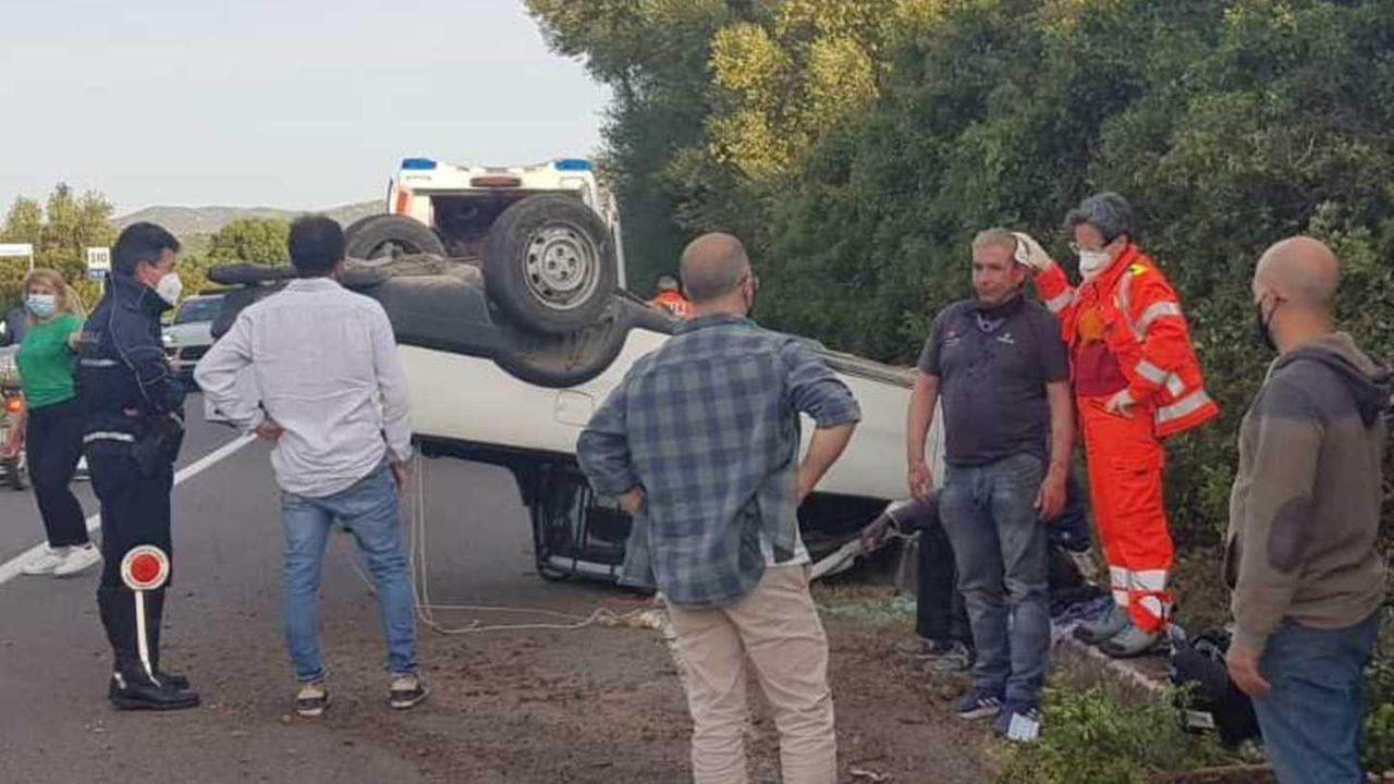 Auto si ribalta sulla statale 125