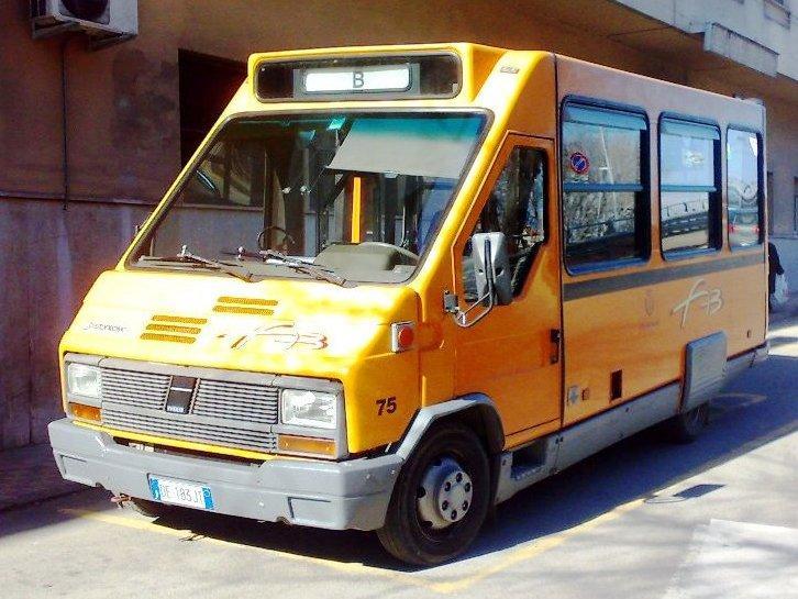 Fermata del bus all’ex burrificio, «La panchina è insufficiente» 