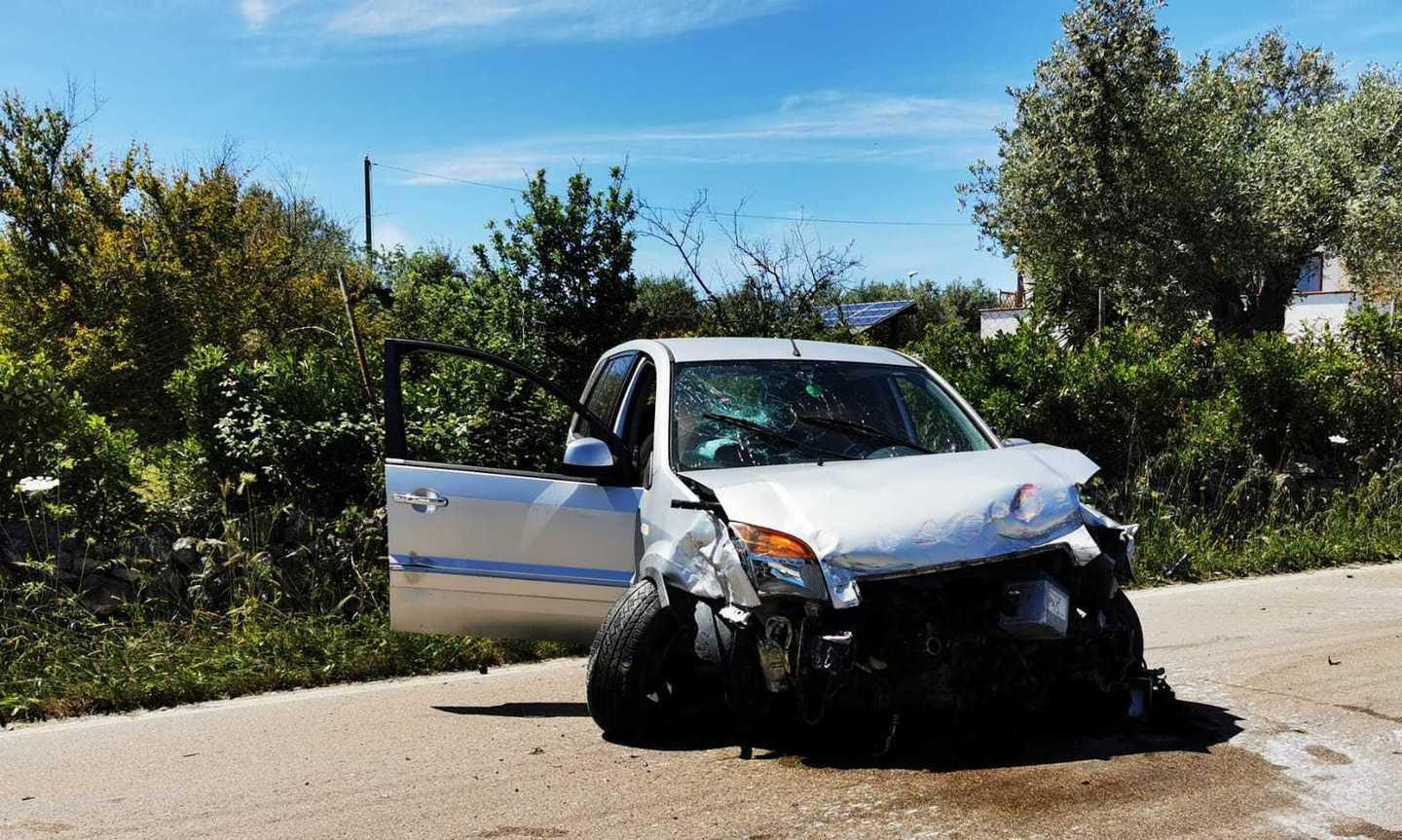 Auto fuori strada, illeso il conducente
