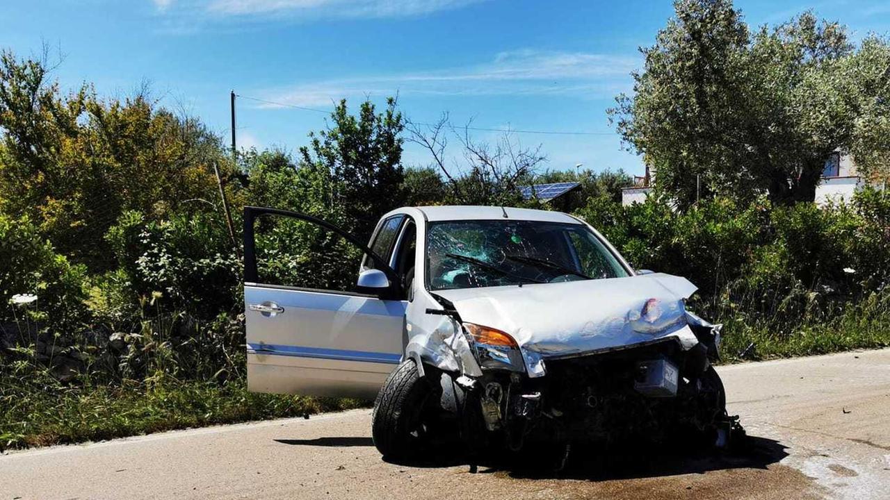 Auto fuori strada, illeso il conducente