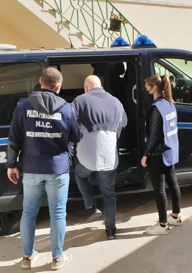 Portò il telefonino a un detenuto: cappellano arrestato 