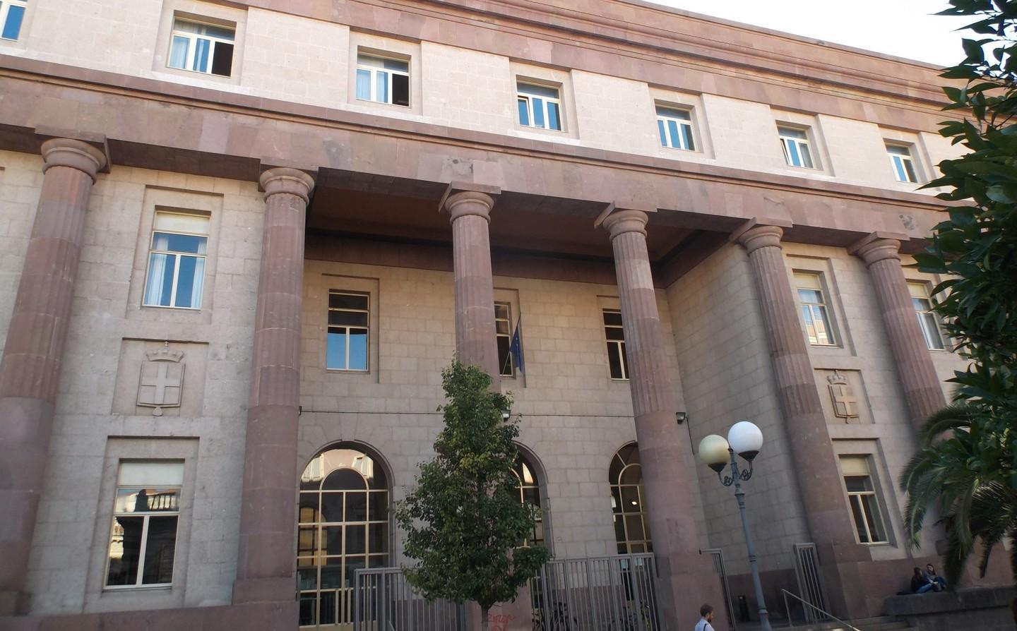 Sassari, una diciottenne fa causa al padre: «Mi hai trascurata per anni, ora ti porto in tribunale» 