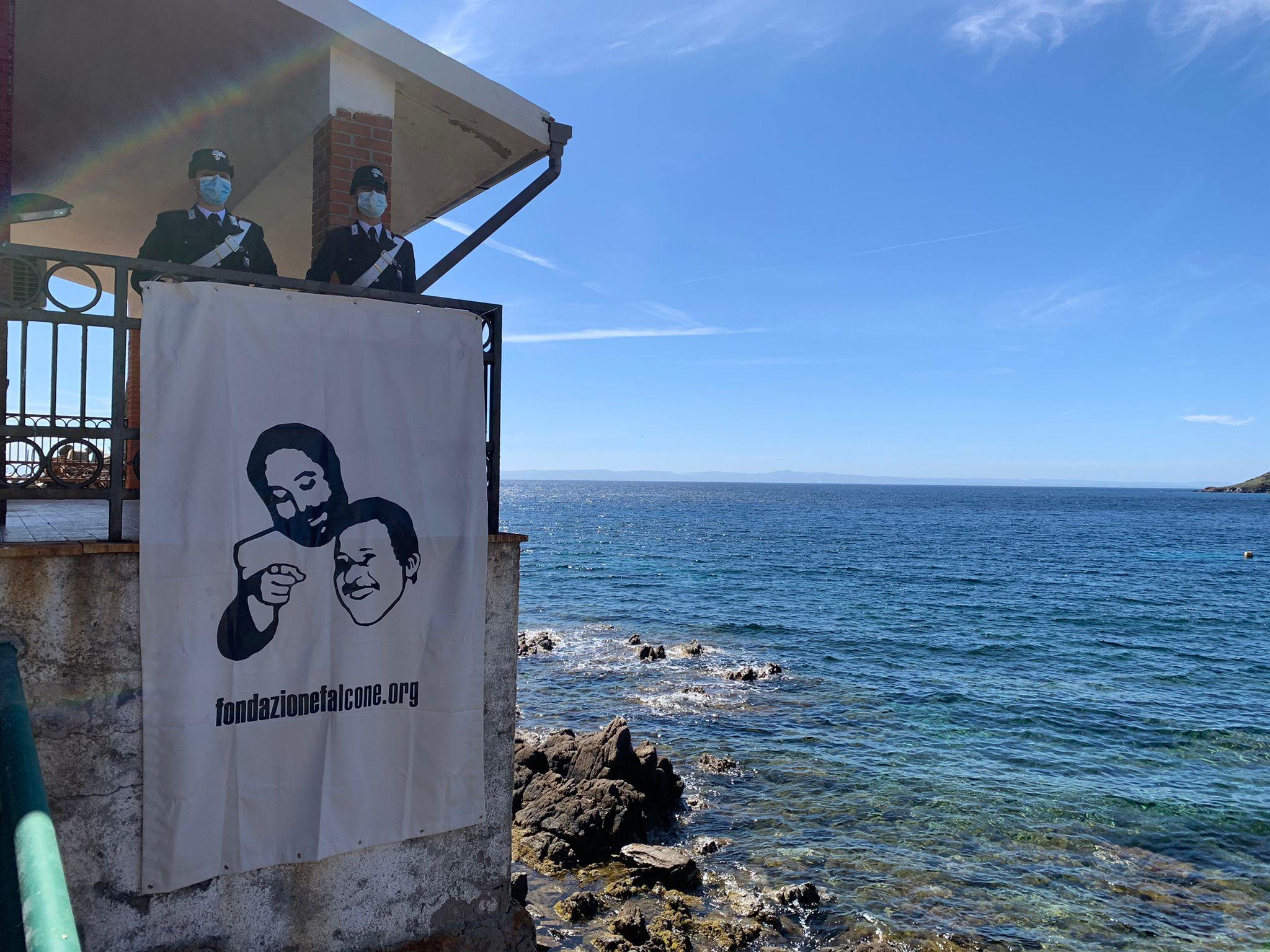 Il lenzuolo con i volti di Falcone e Borsellino steso nella foresteria dell'Asinara dal Comando provinciale dei carabinieri di Sassari