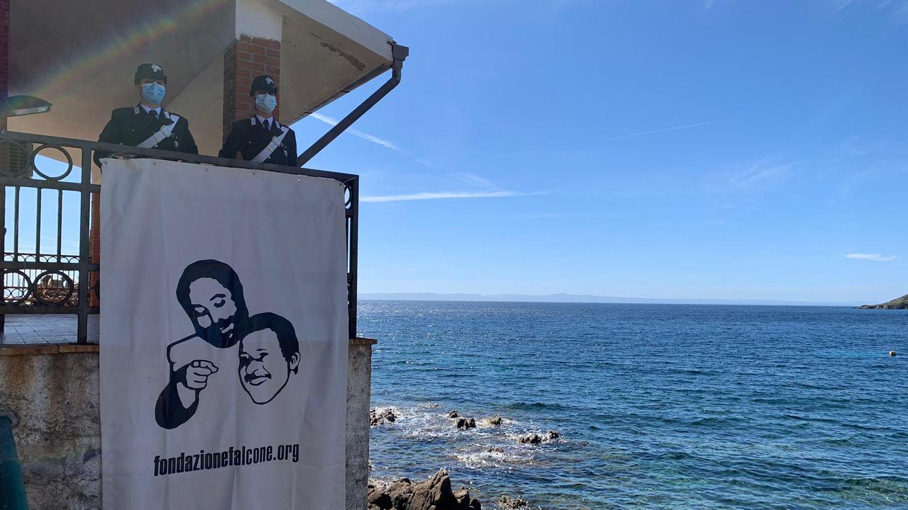 Il lenzuolo con i volti di Falcone e Borsellino steso nella foresteria dell'Asinara dal Comando provinciale dei carabinieri di Sassari