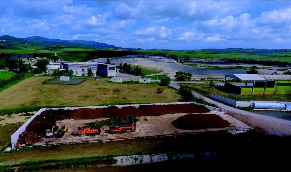 Una recente immagine della discarica di Scapigliato sempre più polo industriale del trattamento dei rifiuti