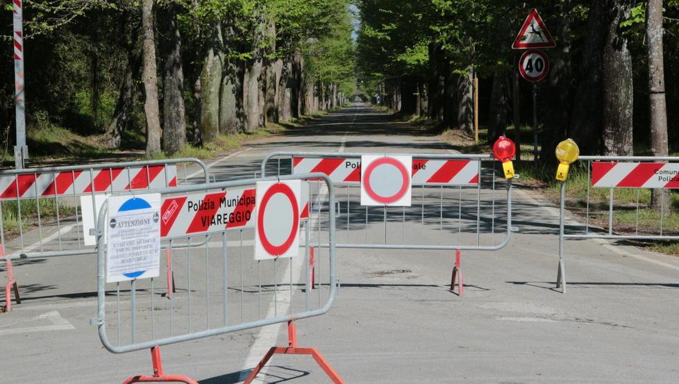 La chiusura del viale dei Tigli all’altezza di via Corridoni (foto d'archivio)