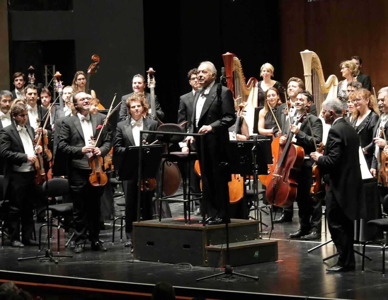 Zubin Mehta al centro mentre dirige l'orchestra del Maggio Fiorentino
