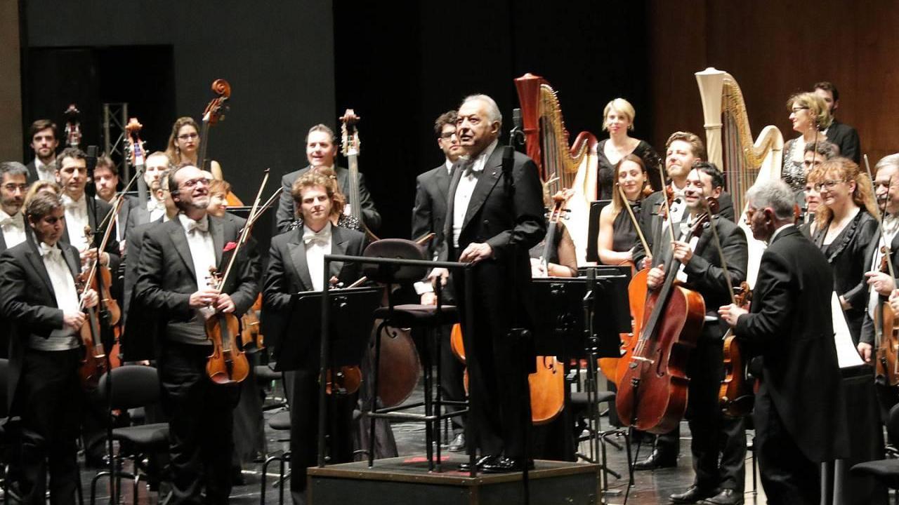 Zubin Mehta al centro mentre dirige l'orchestra del Maggio Fiorentino