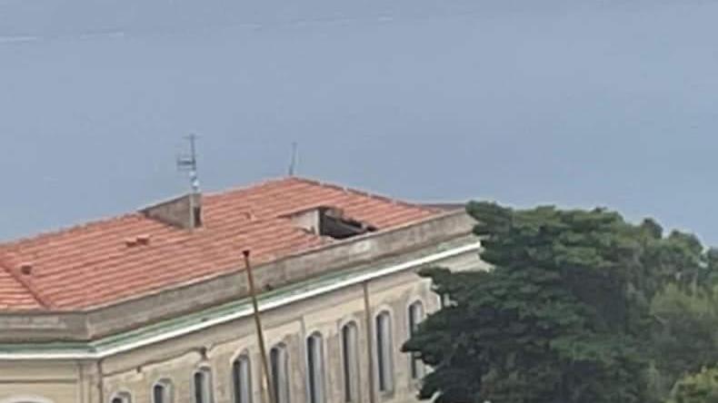 Cede parte del tetto della scuola primaria, gli alunni di Capoliveri in didattica a distanza