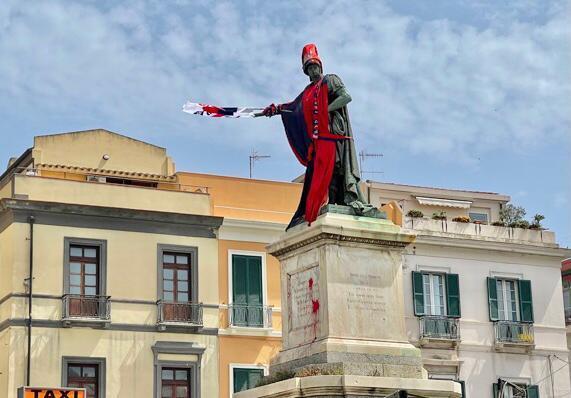 Carlo Felice vestito rossoblù (foto Mario Rosas)