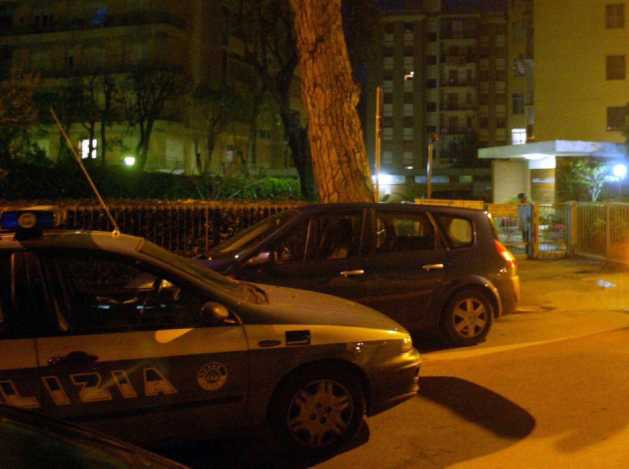 L'auto della polizia di Stato in via Rosa del Tirreno