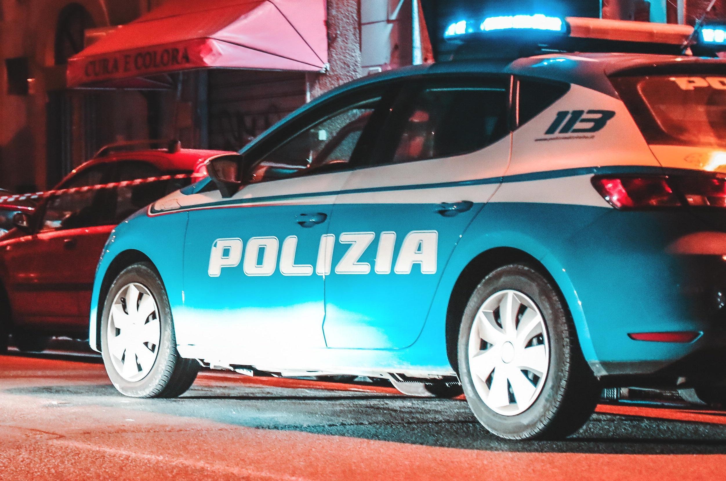 Una volante della polizia di Stato (foto d'archivio)