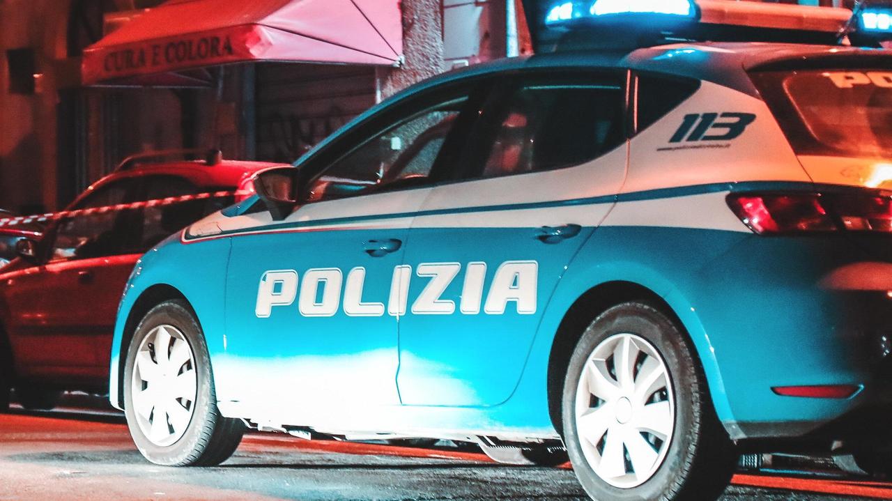Una volante della polizia di Stato (foto d'archivio)