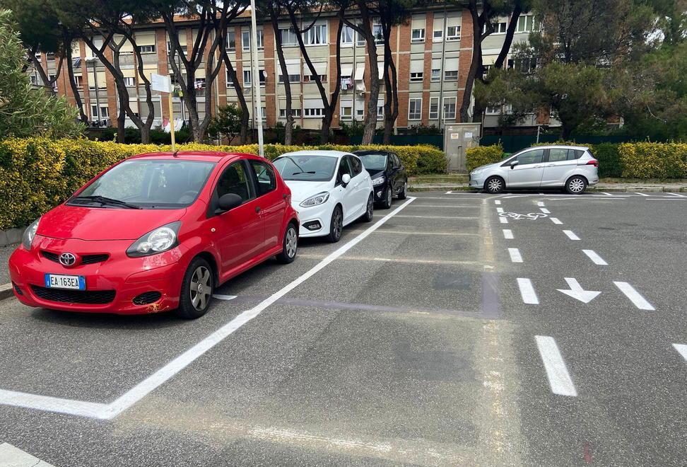 Corretta la corsia ciclabile a fianco dei parcheggi alla Rosa: adesso è più sicura 