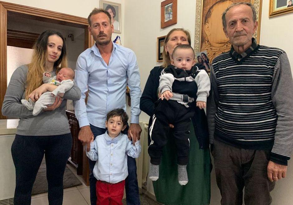 La fretta di Nathan nato in ambulanza, i genitori: «Ora siamo felici»