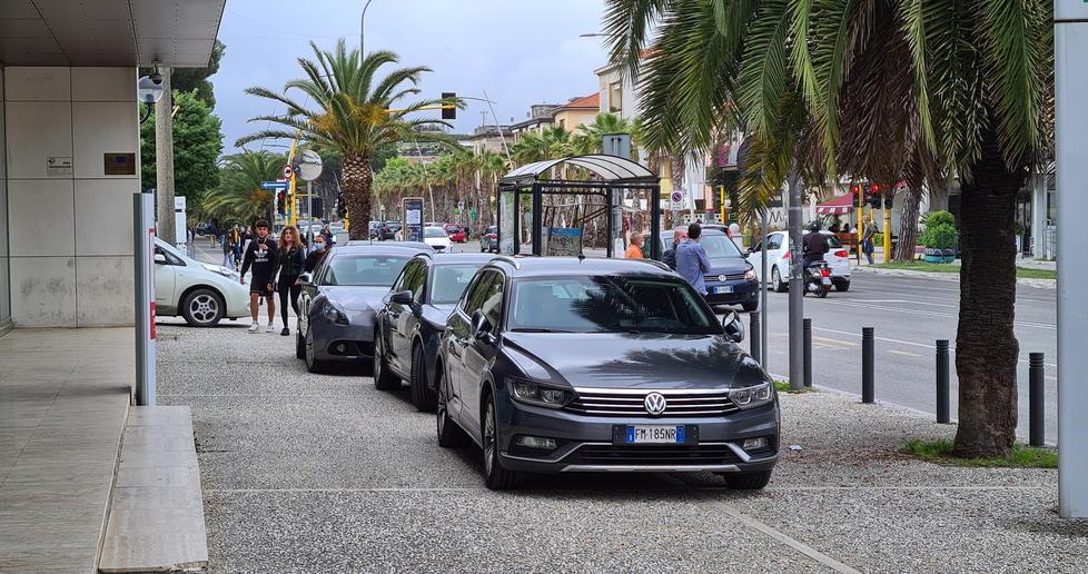 «Auto blu sul marciapiede»