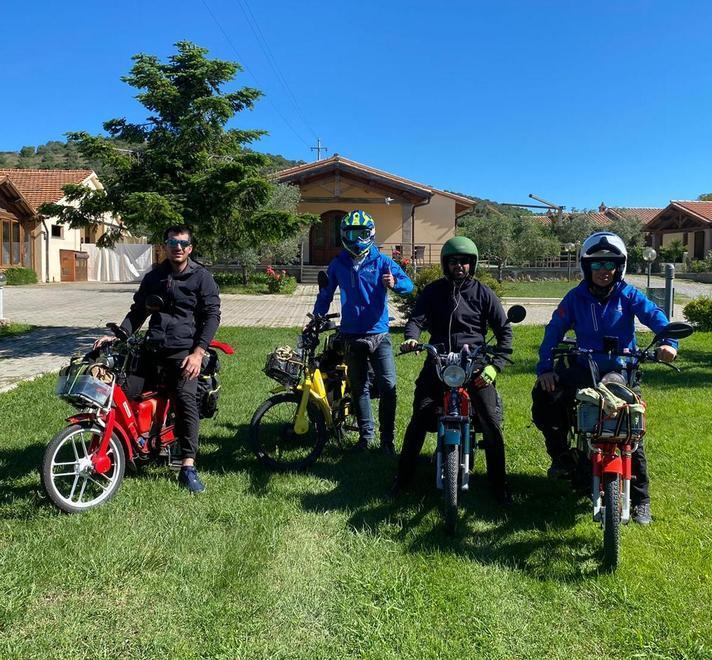 In quattro girano l’Italia in sella a Ciao e Sì restaurati 