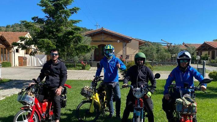 In quattro girano l’Italia in sella a Ciao e Sì restaurati