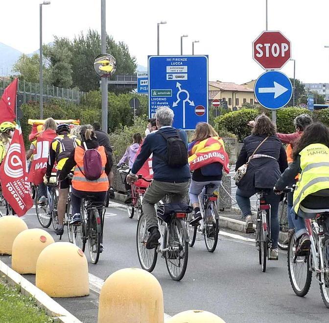 I lavoratori del Galilei in bici e risciò per dire no alla vendita dell’Handling 
